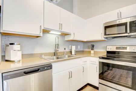 Cozysuites - 1Br With Direct Skybridge Access #1 인디애나폴리스 외부 사진